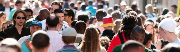 A crowd of people of all nationalities | Leonardo Bansko