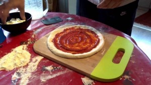 Making homemade pizza | Leonardo Bansko