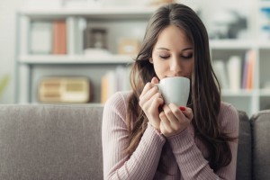 Girl drinks coffee | Leonardo Bansko