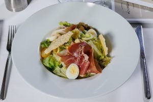 Colourful salad with prosciutto and parmesan chips / Пъстра салата с прошуто и чипс от пармезан